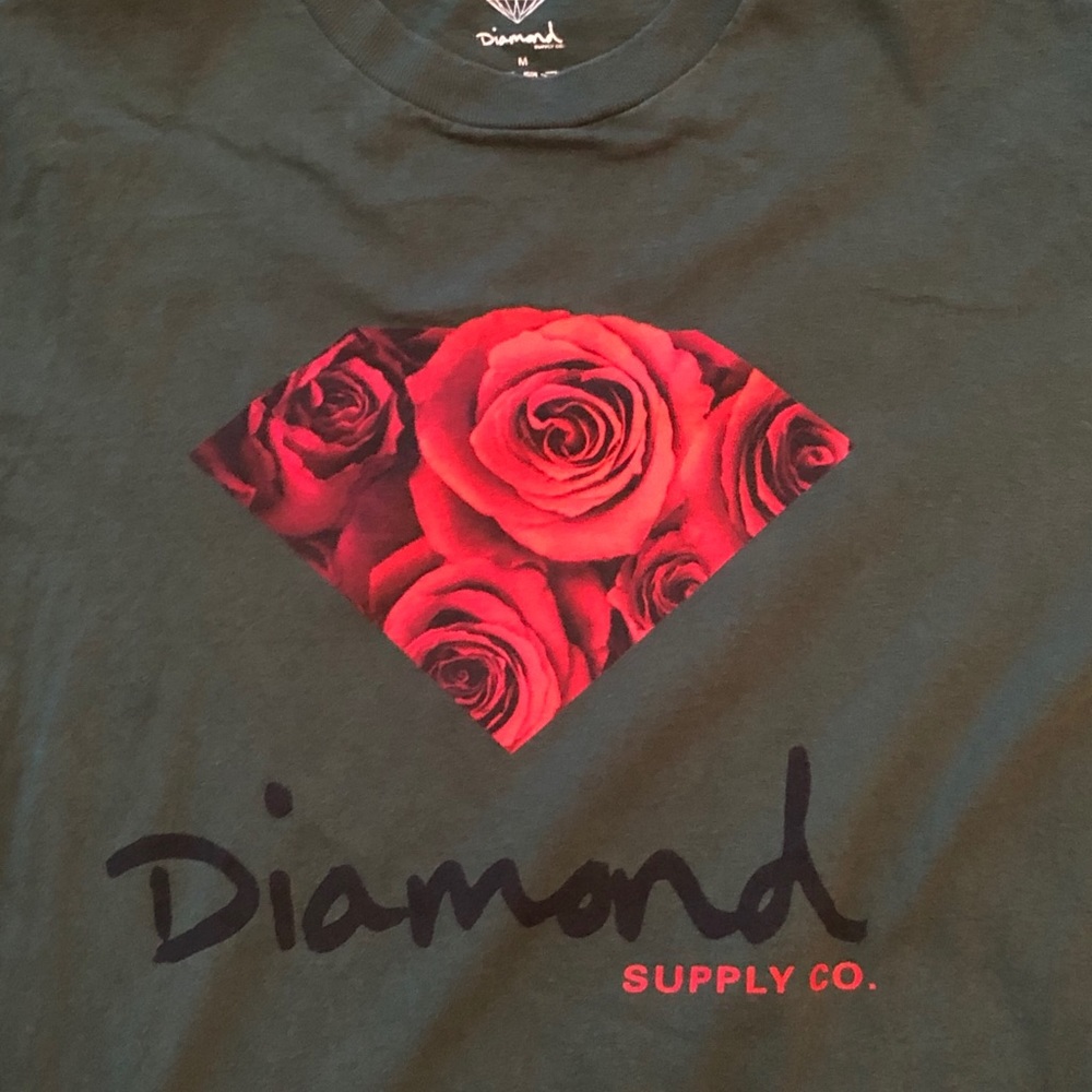 Dark green/red diamond med tee